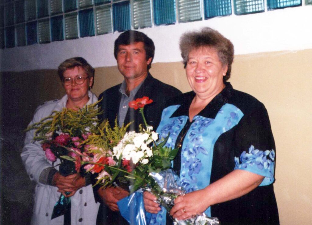 Л.М.Шестакова в  Самковской школе, 1 сентября 2000 год